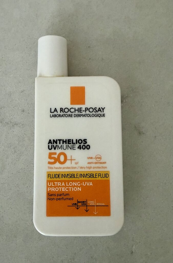 SPF 50+와 UVB·UVA 표시가 보이는 라로슈포제 안텔리오스 UVMUNE 400 선크림 용기 앞면
