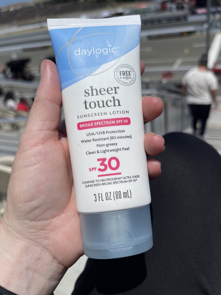 손에 든 데이로직 시어 터치 선크림 튜브에 표시된 Broad Spectrum SPF 30과 Water Resistant (80 minutes) 문구