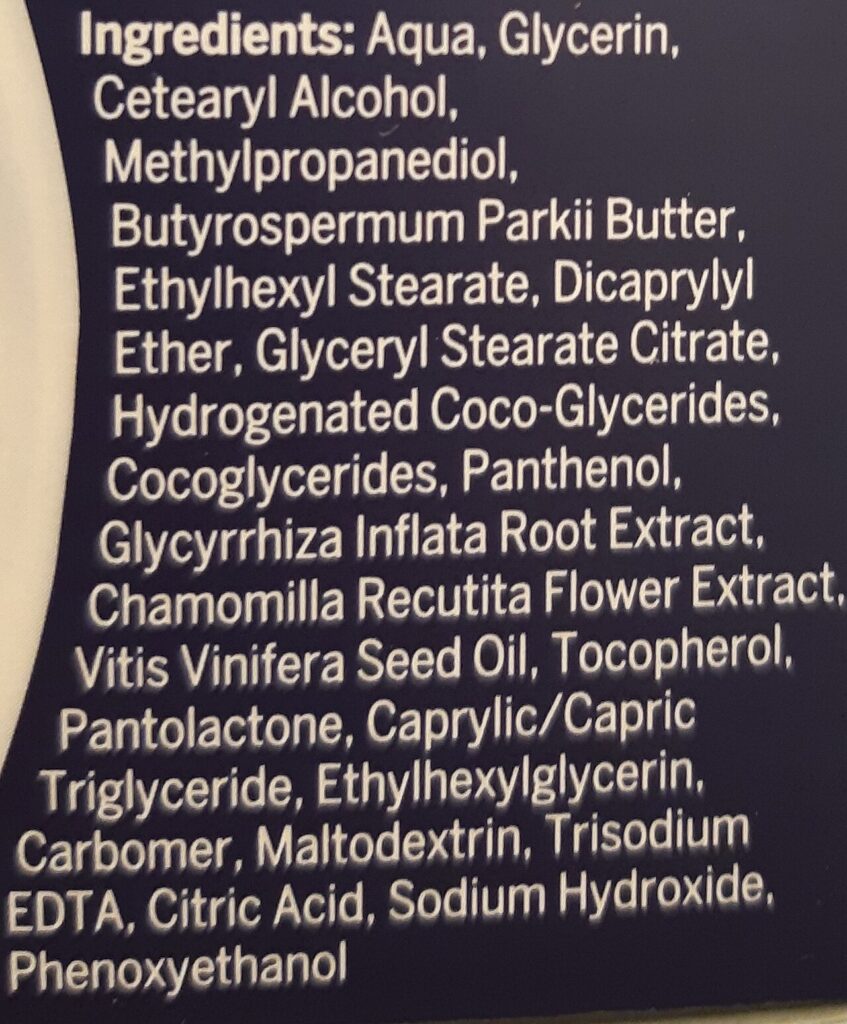 크림 성분표 확대 사진. Aqua, Glycerin 다음에 Cetearyl Alcohol이 적혀 있다.